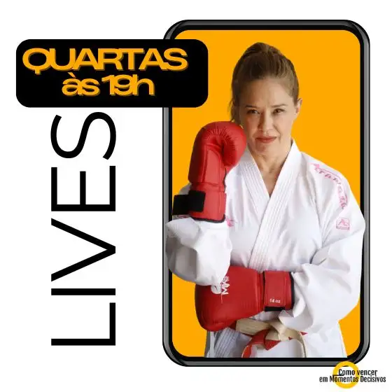 Banner quadrado fundo branco e amarelo com imagem da carateca Carla, vestida de quimono branco e faixa preta, com luvas de boxe vermelha olhando para a frente. à esquerda uma logomarca em preto e amarelo COMO VENCER EM MOMENTOS DECISIVOS. escrito na vertical LIVES - E na horizontal? QUARTAS às 19h